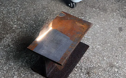 Laser cleaning machine: removing rust from car frames